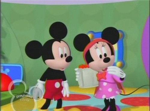 Minnie joue au petit chaperon rouge